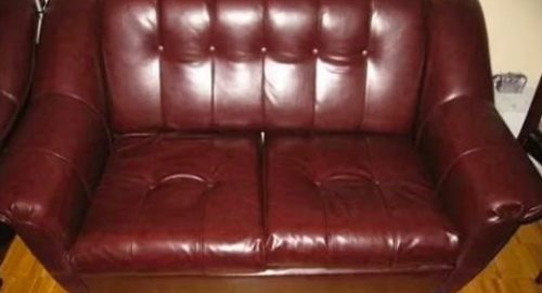 Обивка дивана кожей. Петрово-Дальнее